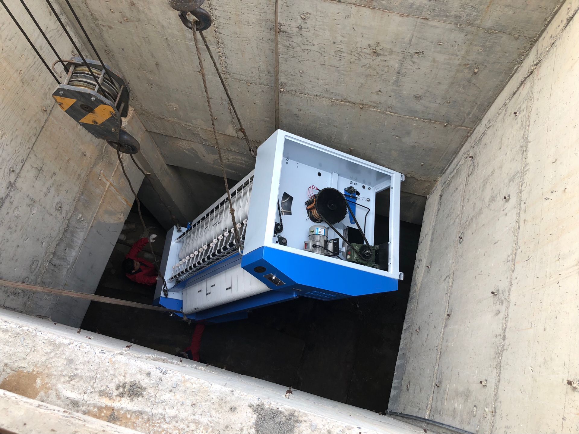 你見過(guò)這樣的水洗廠設(shè)備就位方式嗎